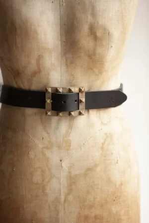 Heavy Metal Belt - Cinturón de cuero negro con hebilla cuadrada de pirámides doradas y cuero genuino