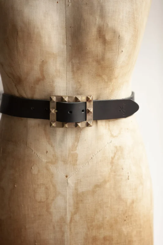 Heavy Metal Belt - Cinturón de cuero negro con hebilla cuadrada de pirámides doradas y cuero genuino