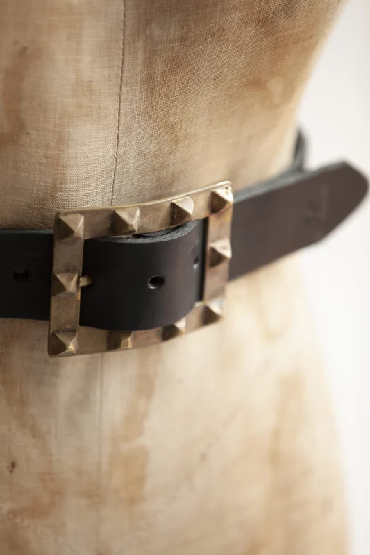 Heavy Metal Belt - Cinturón de cuero negro con hebilla cuadrada de pirámides doradas y cuero genuino
