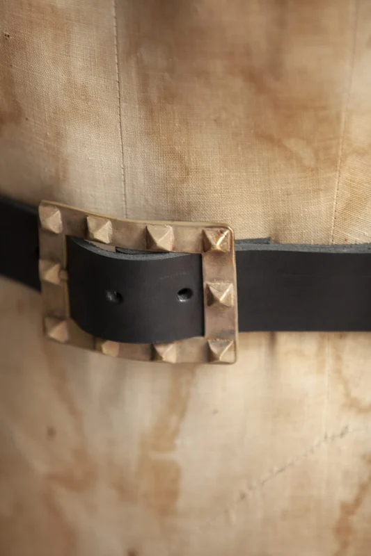 Heavy Metal Belt - Cinturón de cuero negro con hebilla cuadrada de pirámides doradas y cuero genuino