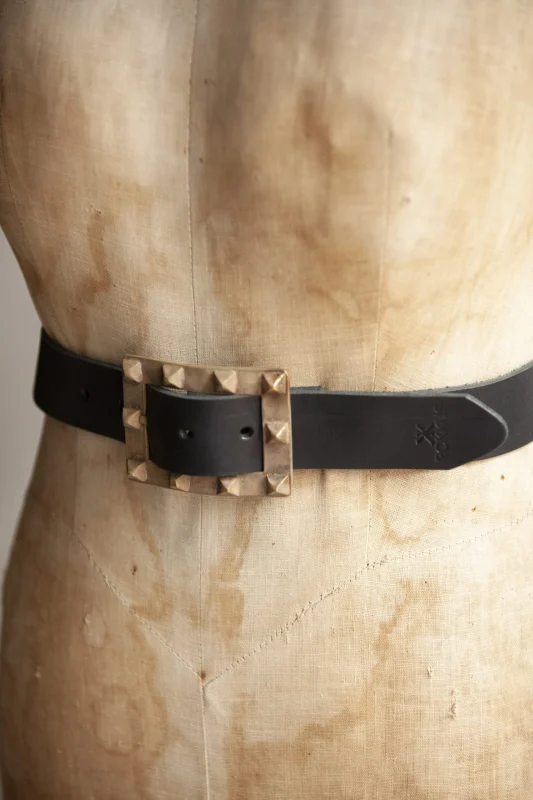 Heavy Metal Belt - Cinturón de cuero negro con hebilla cuadrada de pirámides doradas y cuero genuino