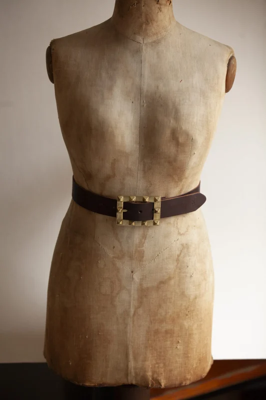 Heavy Metal Belt - Cinturón de cuero negro con hebilla cuadrada de pirámides doradas y cuero genuino