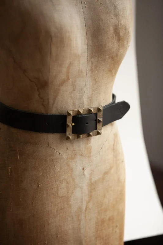 Heavy Metal Belt - Cinturón de cuero negro con hebilla cuadrada de pirámides doradas y cuero genuino